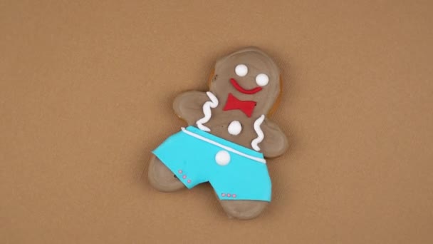 自家製ジンジャーブレッドマン クリスマスに定番のジンジャークッキー 手作りの伝統的なクッキー お正月の甘いお菓子 創造的な贈り物と驚き トップビュー回転運動 — ストック動画
