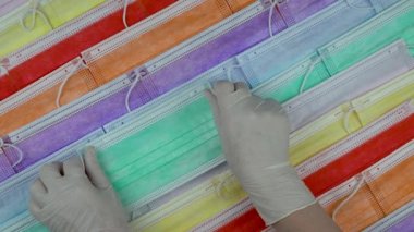 Çok renkli cerrahi maskeler. Grip hastalıklarına karşı korunmak için antiviral tıbbi maske. COVID orta doğu solunum sendromu koronavirüsü. Corona virüsü hastalığı 2019, COVID-19. Evde kal.