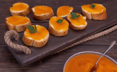 Kırmızı havyarlı sandviç. Seçici odaklanma. Değerli gıda ürünleri, yüksek lezzet kaliteleri ve yüksek maliyetler, lezzetlere aittir..