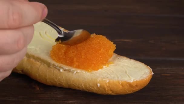 Смачний Бутерброд Маслом Червоним Ікром Смачний Апетит Французький Хліб Покритий — стокове відео