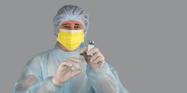 Pracownik Medyczny Posiada Strzykawkę Szczepionkę Lekarz Żółtej Masce Medycznej Maska — Zdjęcie stockowe