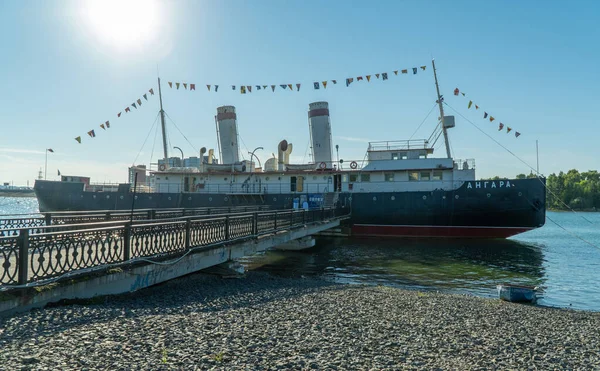 Russland, Irkutsk, August 2020: Angara ist ein Eisbrecherdampfer der russischen und sowjetischen Flotte, derzeit ein Museumsschiff lizenzfreie Stockfotos