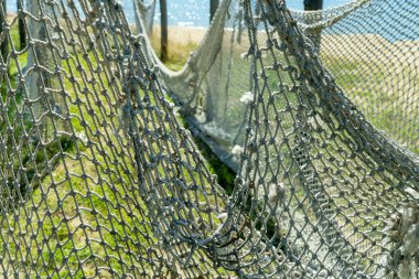 Balıkçı sineği. Seçici odaklanma. Balık ve deniz ürünleri yakalamak için eski bir ağ. Alet güneşte kurumuş.