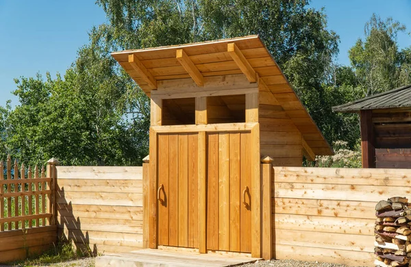 村里的木制生态厕所。一般卫生设备 — 图库照片
