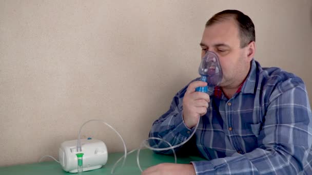 Homem Faz Inalações Com Ajuda Nebulizador Paciente Respira Através Uma — Vídeo de Stock