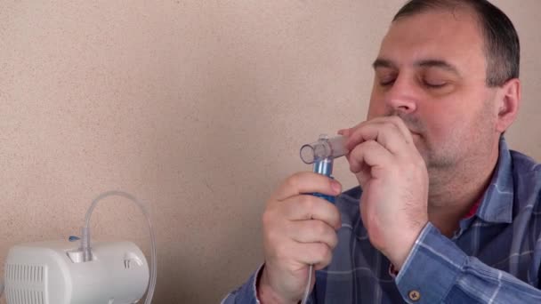 Взрослый Человек Делает Ингаляции Помощью Распылителя Пациент Дышит Через Кислородную — стоковое видео