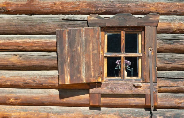 旧木墙上的窗玻璃。村舍的窗户. — 图库照片