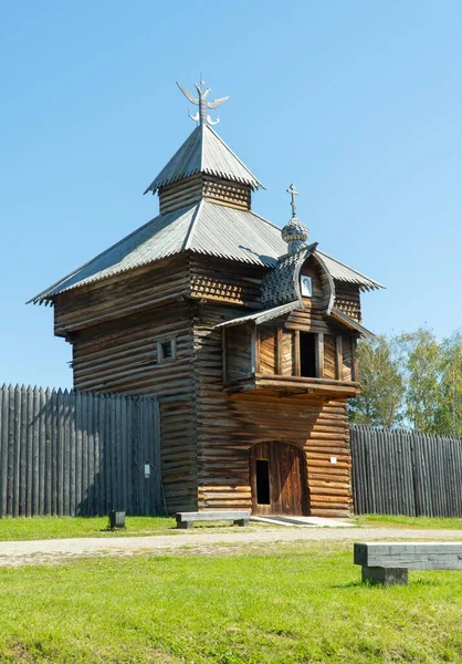 Russia, Irkutsk, August 2020: Irkutsk Architectural and Ethnographic Museum of Taltsy.木制塔楼. — 图库照片