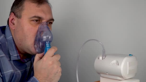 Adam Nefes Maskesi Tutuyor Nefes Alıyor Nebulizör Oksijen Maskesi Hastaya — Stok video