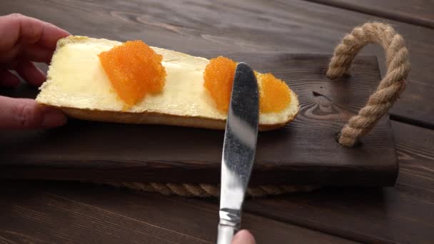 Смачний Бутерброд Маслом Червоним Ікром Смачний Апетит Французький Хліб Покритий — стокове відео