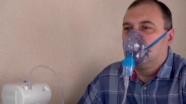 Man Houdt Een Ademmasker Vast Inhaleert Vernevelaar Zuurstofmasker Spuiten Van — Stockvideo
