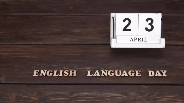 4月23日 英語の日 日付月と日と手作りの木製のキューブ 木製の背景に木製の文字 英語のアルファベット — ストック動画