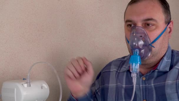 Homme Respire Travers Masque Nébuliseur Procédures Thérapeutiques Effectuer Des Inhalations — Video