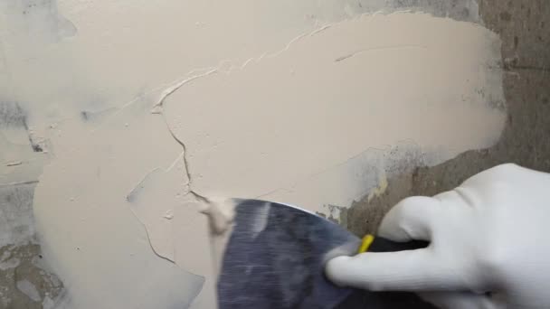 白いパテで壁を覆う 左官の仕事だ アパートの改装 へらを持った主人の仕事 左官の仕事 — ストック動画