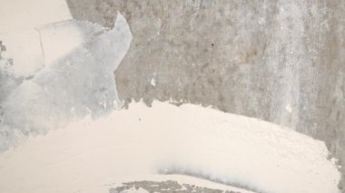 Duvarı beyaz macunla kaplayın. Sıvacı işi. Dairenin tadilatı. Bir spatulayla ustanın işi. sıva işi