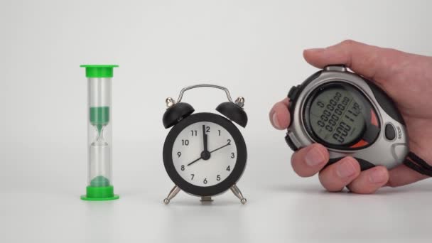 Verschillende Tijdstellers Selectieve Focus Zandloper Wekker Digitale Stopwatch Tijdmeettechnologieën — Stockvideo