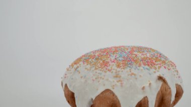 Beyaz arka planda Paskalya ekmeği. Daire çizip duruyorlar. Paskalya 'nın en eski Hıristiyan bayramını kutluyoruz. İsa 'nın dirilişi