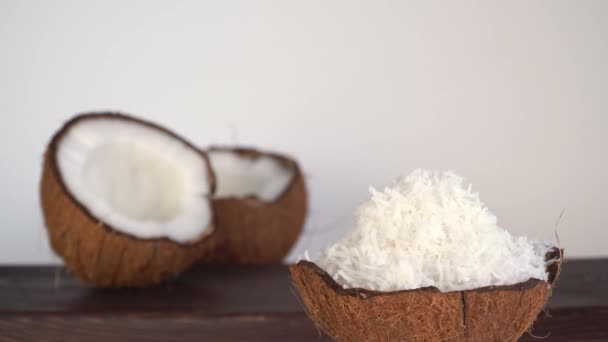 Skal Fyllt Med Kokosnötsspån Koko Mogen Palmfrukt Används Matlagning Konfektyr — Stockvideo