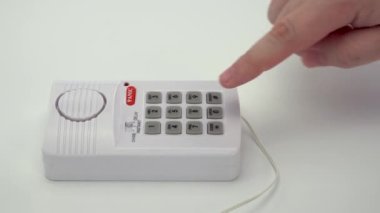 Ev alarm sistemi. Kapı kırma sensörleri için uzaktan kumanda. Tuşlara basıldığında dijital kod kullanılarak sistemin etkinleştirilmesi.