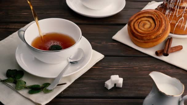 Heißer Schwarzer Tee Einer Weißen Porzellantasse Selektiver Fokus Aromatischer Tee — Stockvideo