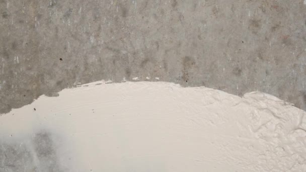 Duvarı Beyaz Macunla Kaplayın Sıvacı Işi Dairenin Tadilatı Bir Spatula — Stok video