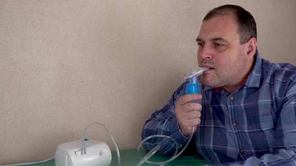Pessoa Adulta Faz Inalações Com Ajuda Nebulizador Paciente Respira Através — Vídeo de Stock