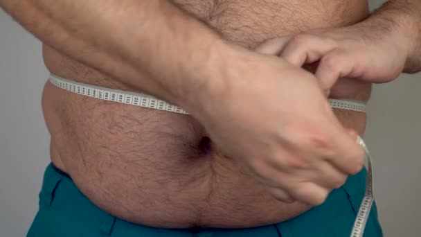 Fett Mannen Mäter Storleken Buken Med Centimeter Mätband Personen Lider — Stockvideo