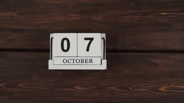 Oktober Kalender Förändring Dagar Handgjort Trä Kalender Med Datum Månad — Stockvideo