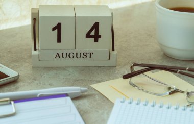 14 Ağustos, takvimdeki tarih. Ay ve gün içinde el yapımı ahşap küp. Bugün için plan yapıyorum. Sanatsal boyama. seçici odak.