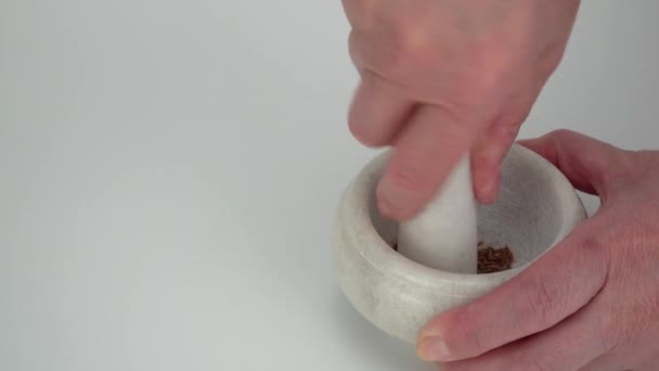 Porzellanmörser Mit Stößel Auf Weißem Hintergrund Werkzeug Zum Stampfen Und — Stockvideo