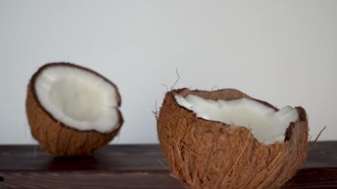 Beyaz arka planda çatlak hindistan cevizi. dairesel hareket