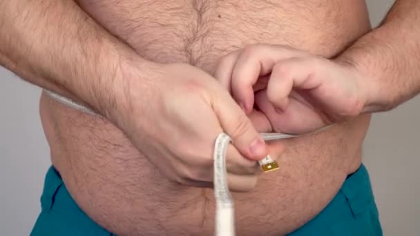 Толстяк Измеряет Размер Живота Сантиметровой Измерительной Лентой Человек Страдает Избыточного — стоковое видео
