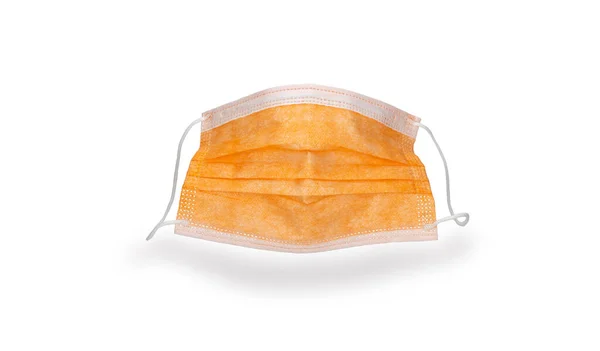 Medisch wegwerpmasker, witte achtergrond. oranje chirurgisch masker, bedek de mond en neus. ademhalingsverband gezicht. — Stockfoto