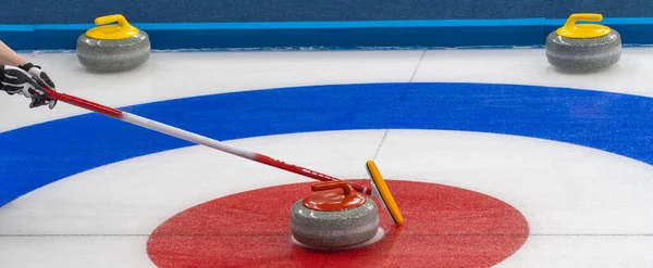 Vybavení Pro Hru Curling Selektivní Zaměření Žulový Kámen Kartáč Ledu — Stock fotografie