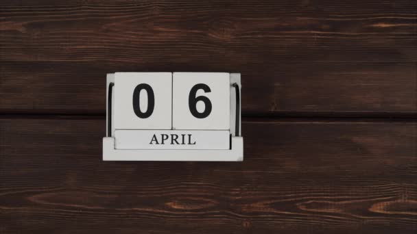 April Kalender Verandering Van Dagen Handgemaakte Houten Kalender Met Datum — Stockvideo