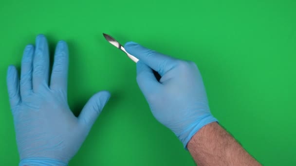 Hände Medizinischen Handschuhen Schneiden Mit Dem Skalpell Akute Hurrikan Lanzette — Stockvideo