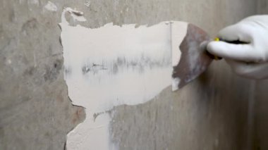 Beton duvarı polimer macunla kaplamak. Sıvacı işi. Dairenin tadilatı. Bir spatula ustasının işi.. 
