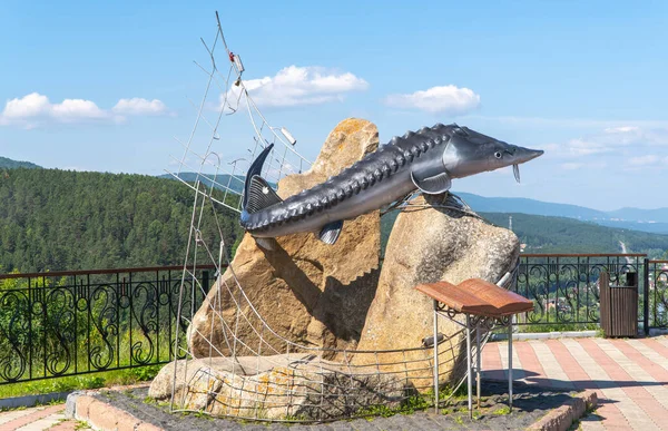 Russland, Krasnojarsk, Juli 2021: Denkmal für das Buch von Wiktor Astafjew Königsfisch. Stockfoto