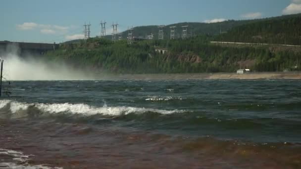 Russland Divnogorsk Juli 2021 Wasserkraftwerk Krasnojarsk Wasserabfluss Damm Überschwemmungen Verhindern — Stockvideo