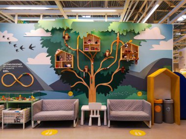 Kasım, 2020. Samara. Ikea mağazası. Dükkan içi koltuklar ve resimlerle dolu.