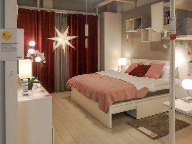 Kasım, 2020. Samara. Ikea mağazası. Dükkan içi. Oturma odasındaki nesnelerin düzeninin bir çeşidi..