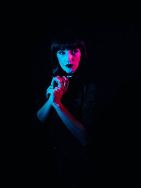 Renkli ışıkla poz veren kız