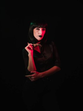 Renkli ışıkla poz veren kız