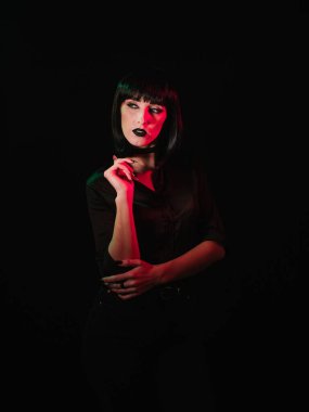 Renkli ışıkla poz veren kız