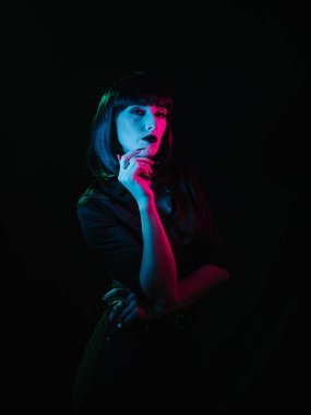 Renkli ışıkla poz veren kız