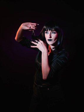 Renkli ışıkla poz veren kız