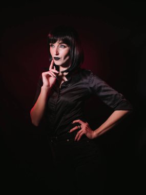 Renkli ışıkla poz veren kız