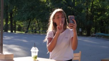 Kız sosyal ağlar için kendini filme çekiyor.