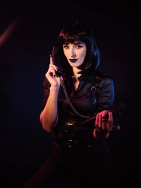 Renkli ışıkla poz veren kız