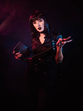 Renkli ışıkla poz veren kız